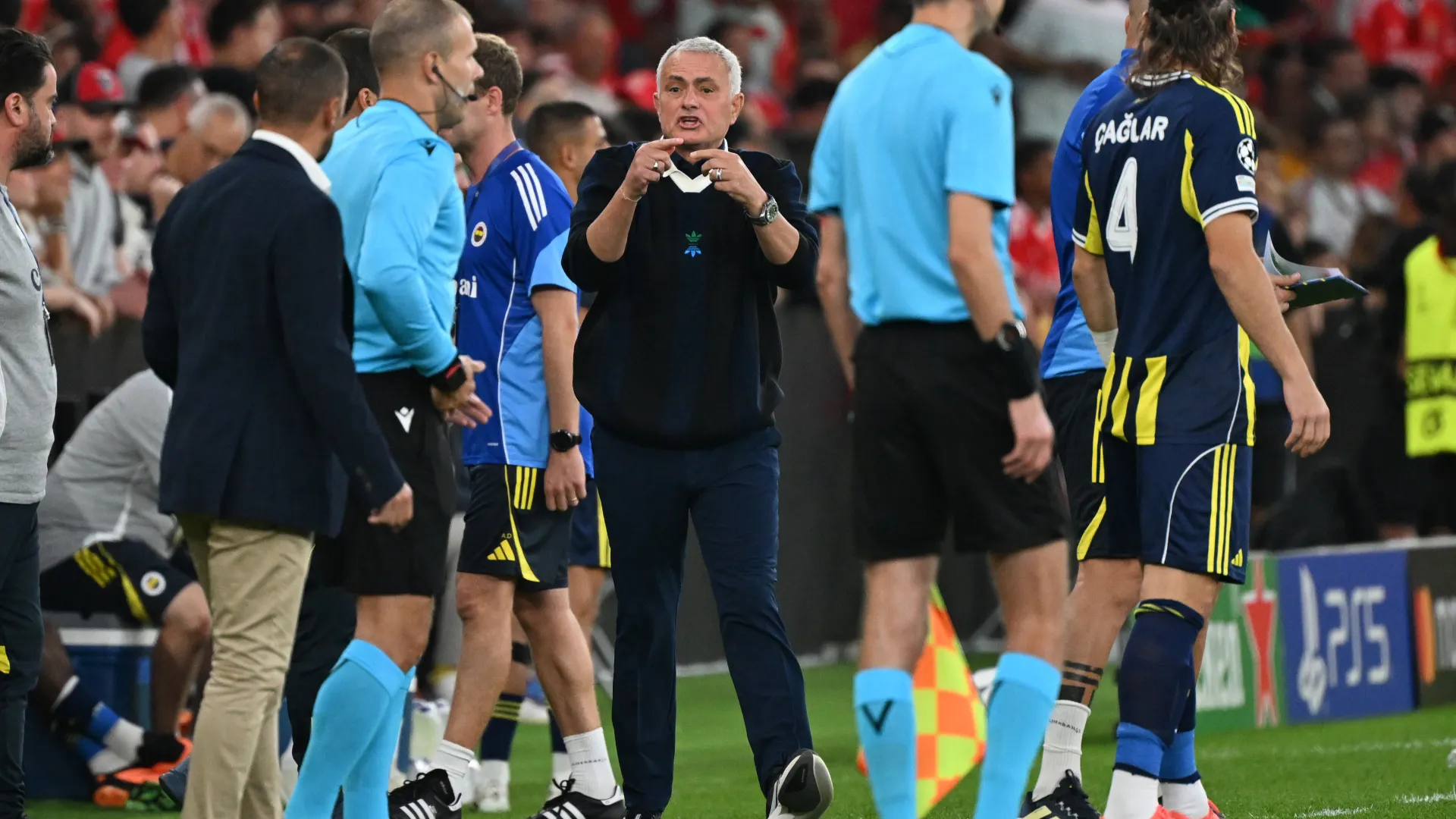 Come sempre, durante il match, José Mourinho ha dialogato e molto con arbitro e assistenti