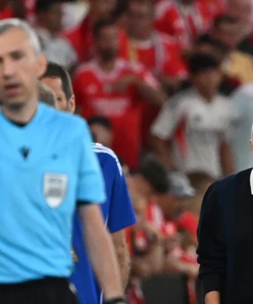 José Mourinho trova il colpevole e imita un collega: le foto