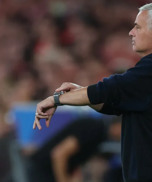 José Mourinho: il gesto alla Walter Mazzarri fa il giro del web