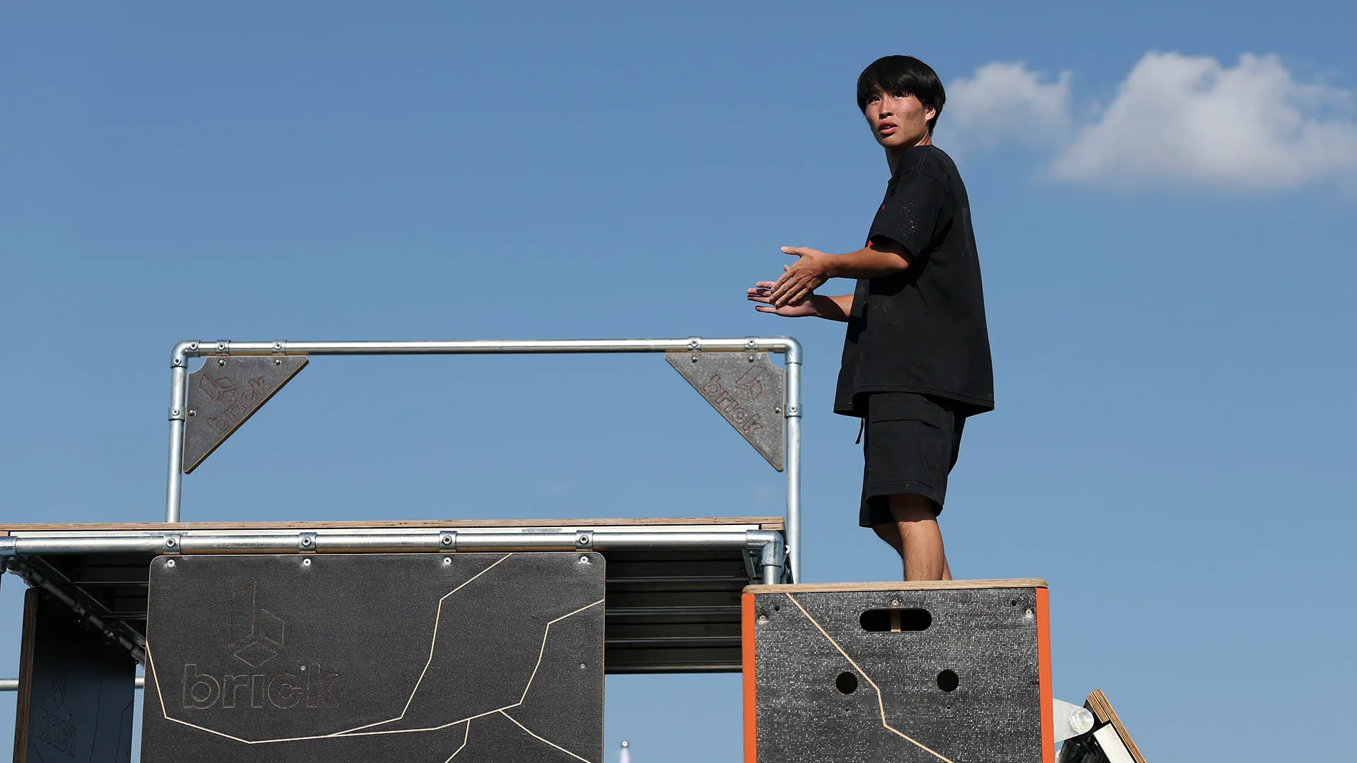 Il parkour è uno sport in cui i partecipanti compiono un percorso superando ostacoli di qualsiasi genere