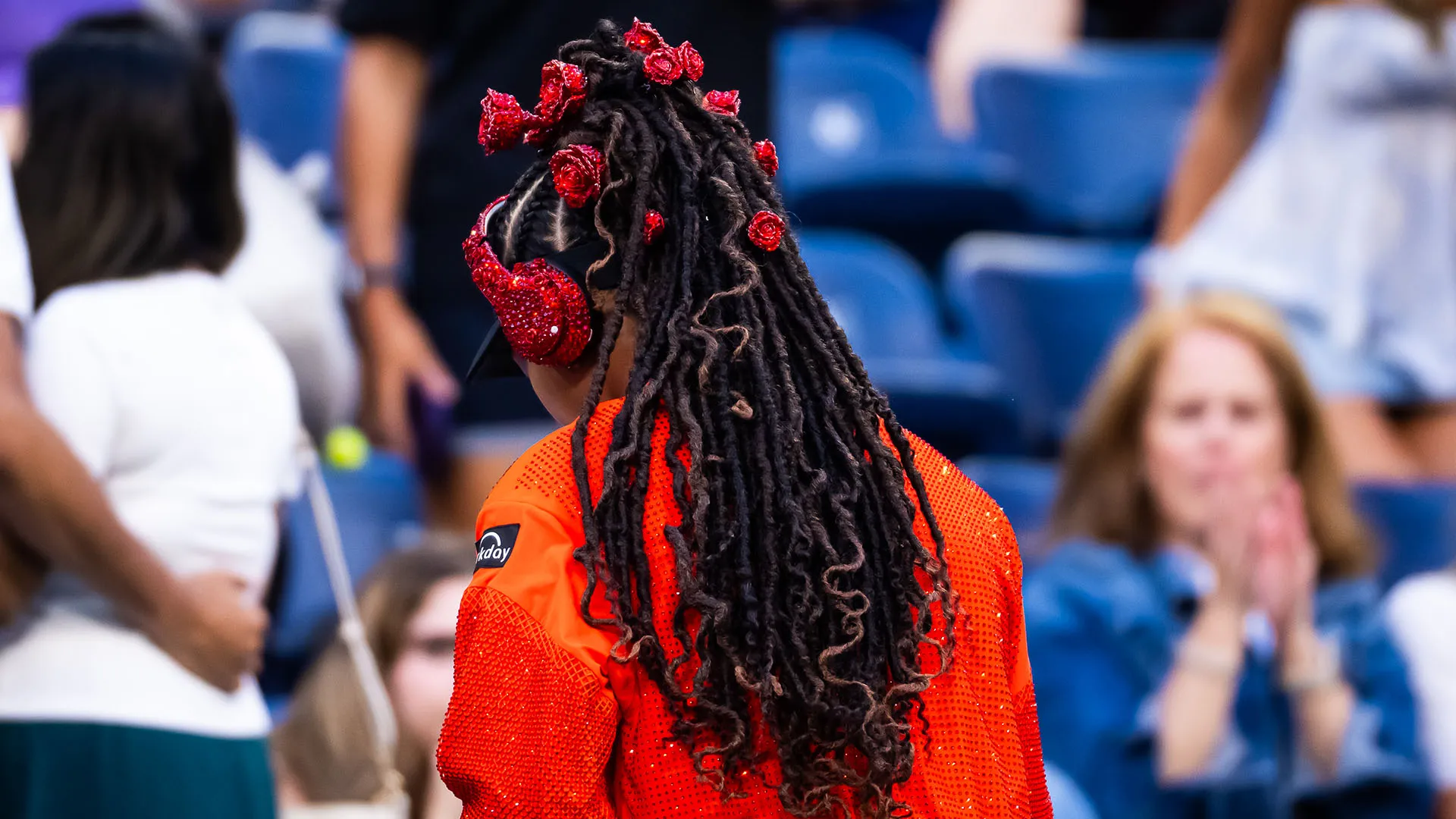 Naomi Osaka è scesa in campo con una lunga coda di cavallo, a cui ha applicato delle rose rosse
