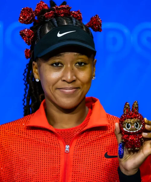 Naomi Osaka stupisce il pubblico con i suoi capelli e il suo Labubu: foto