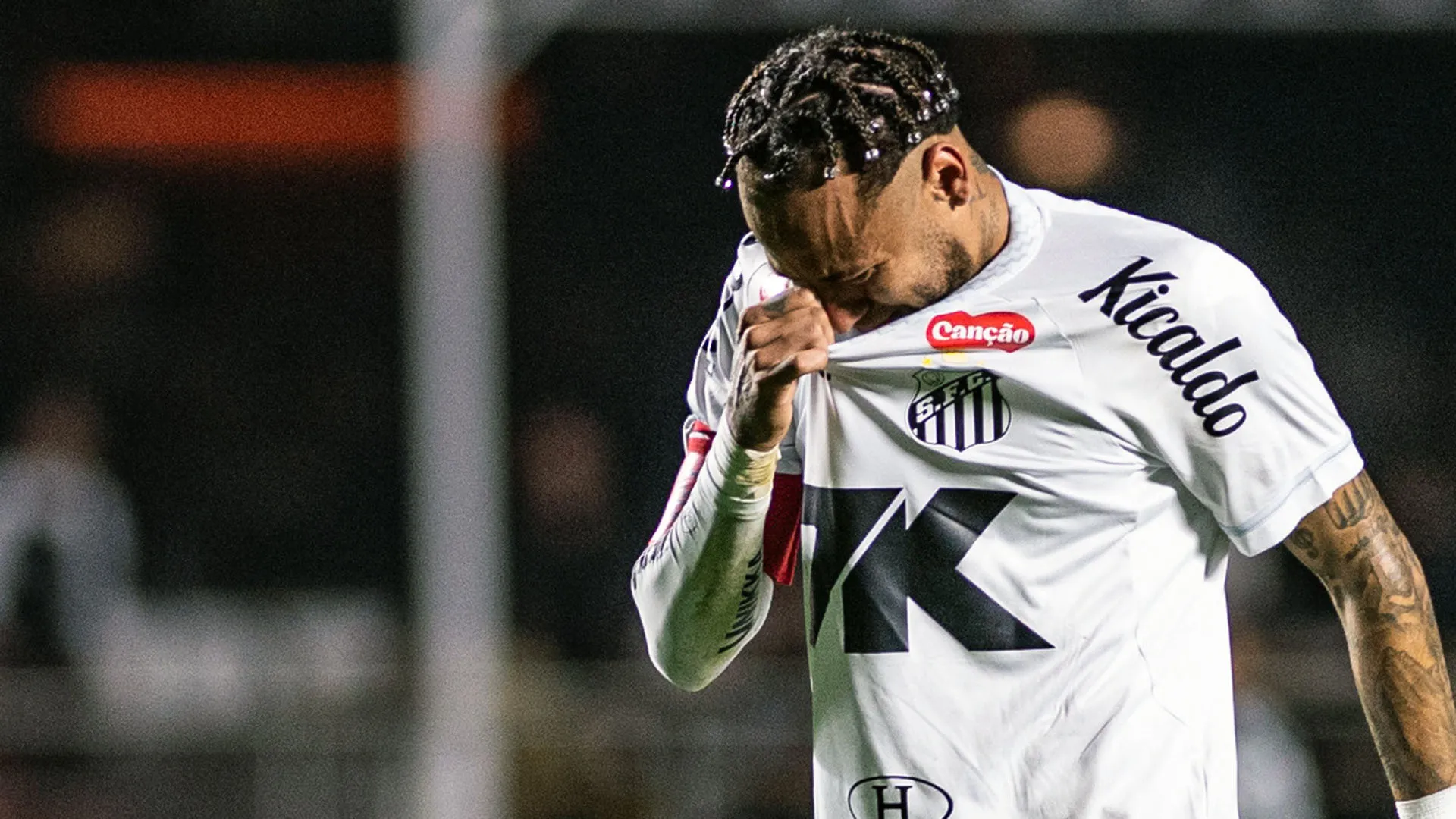 Neymar umiliato esce piangendo dal campo: le foto della partita da incubo