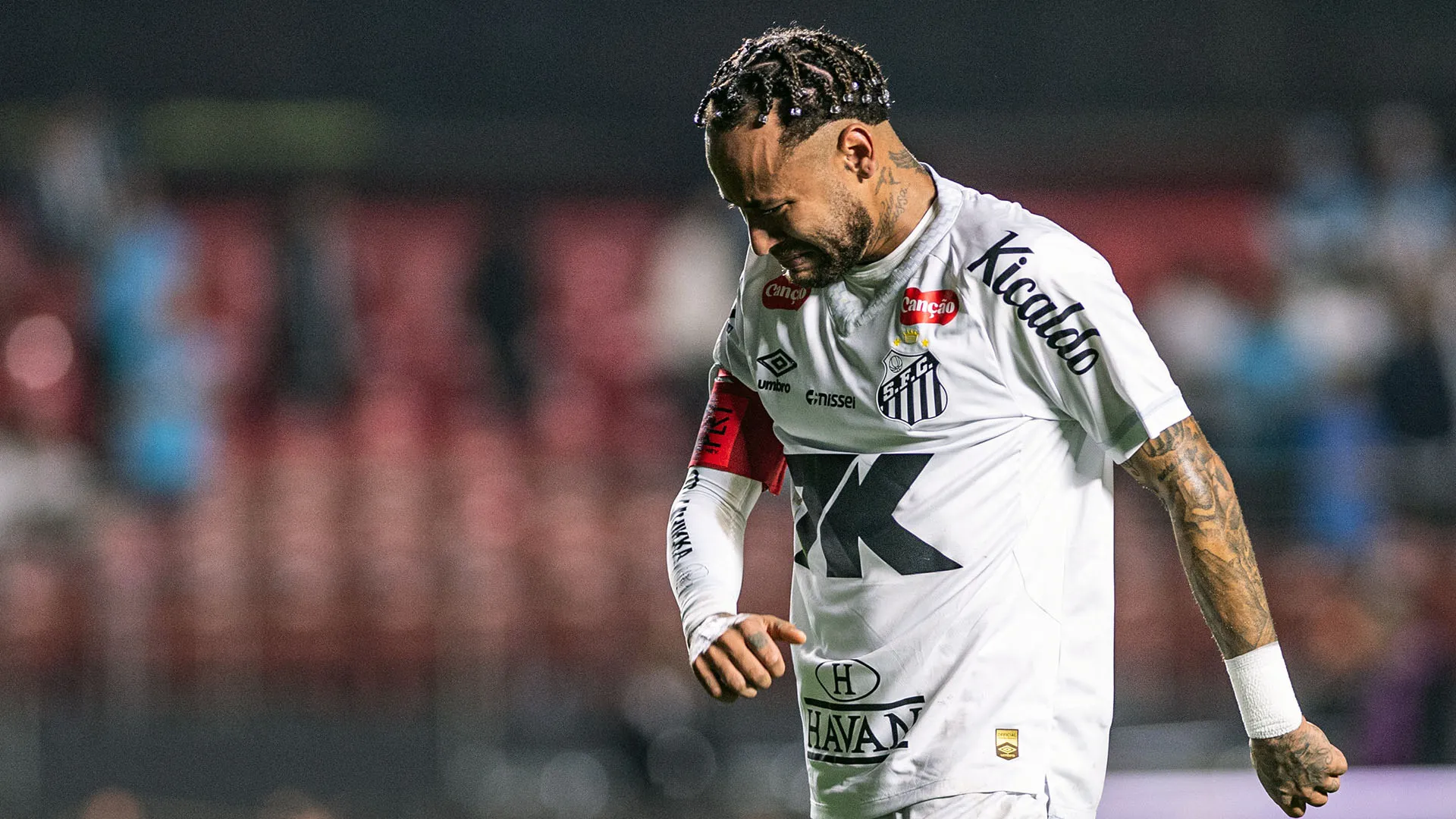 Al termine del match, l'ex campione di Barcellona e PSG è uscito dal campo piangendo