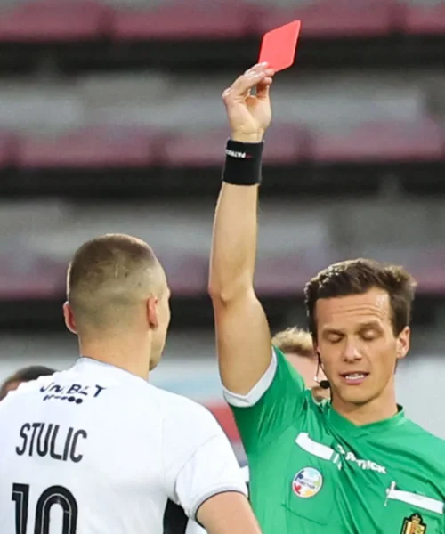Calcione all’avversario, l’arbitro lo butta fuori. Immagini