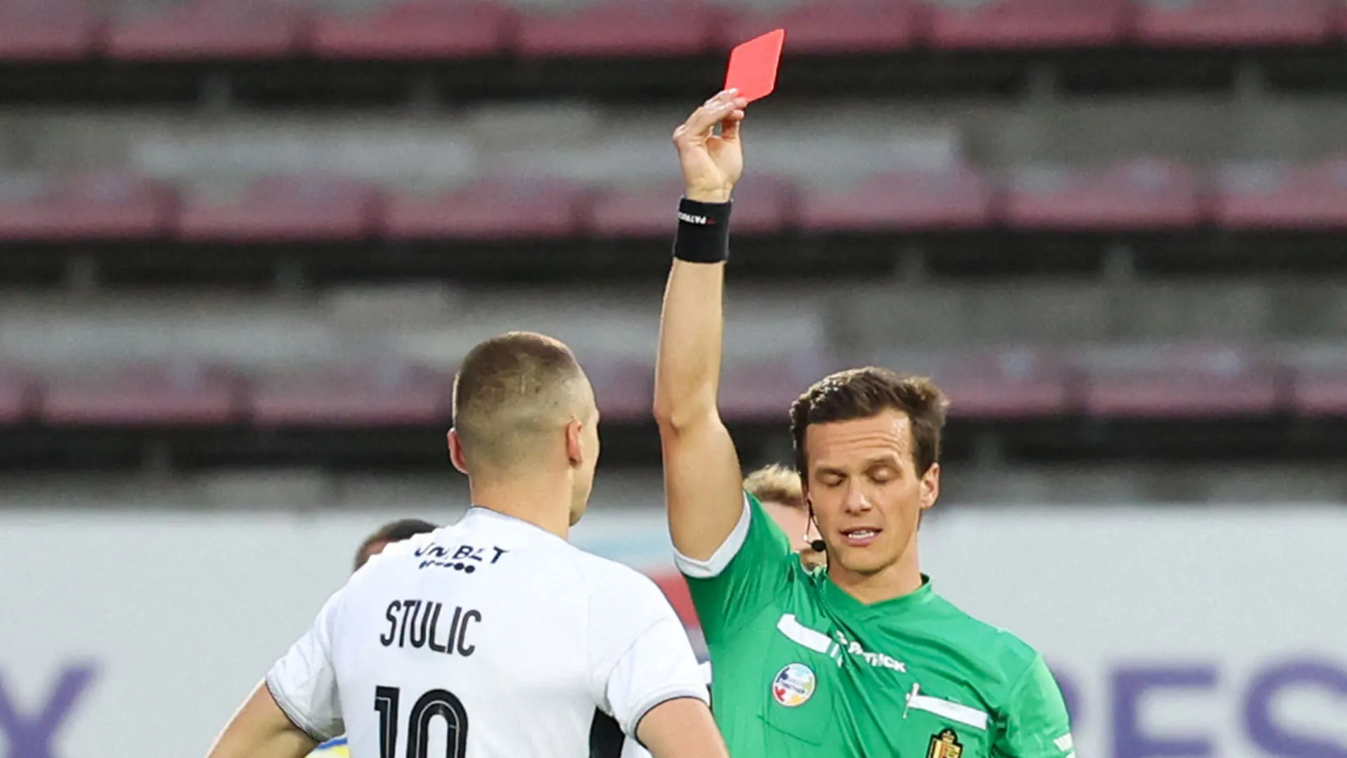Calcione all’avversario, l’arbitro lo butta fuori. Immagini