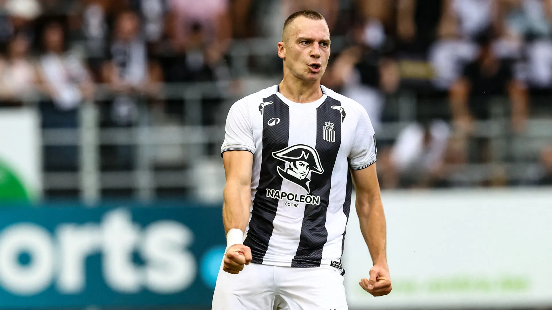 La sfida tra Sporting Charleroi e Sint-Truiden VV è durata meno del previsto per Nikola Stulic
