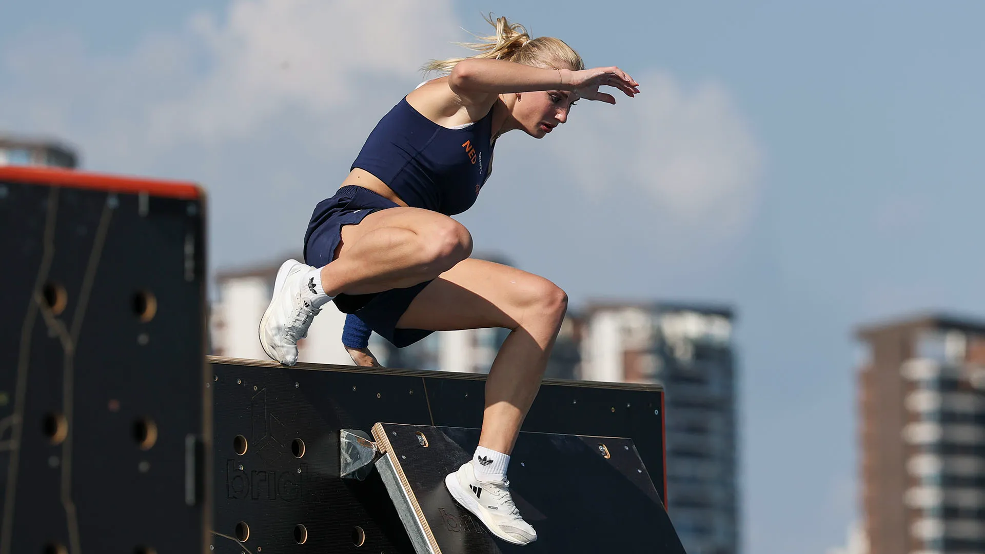 Sui social pubblica spesso i video delle sue acrobazie in città e nelle aree di allenamento