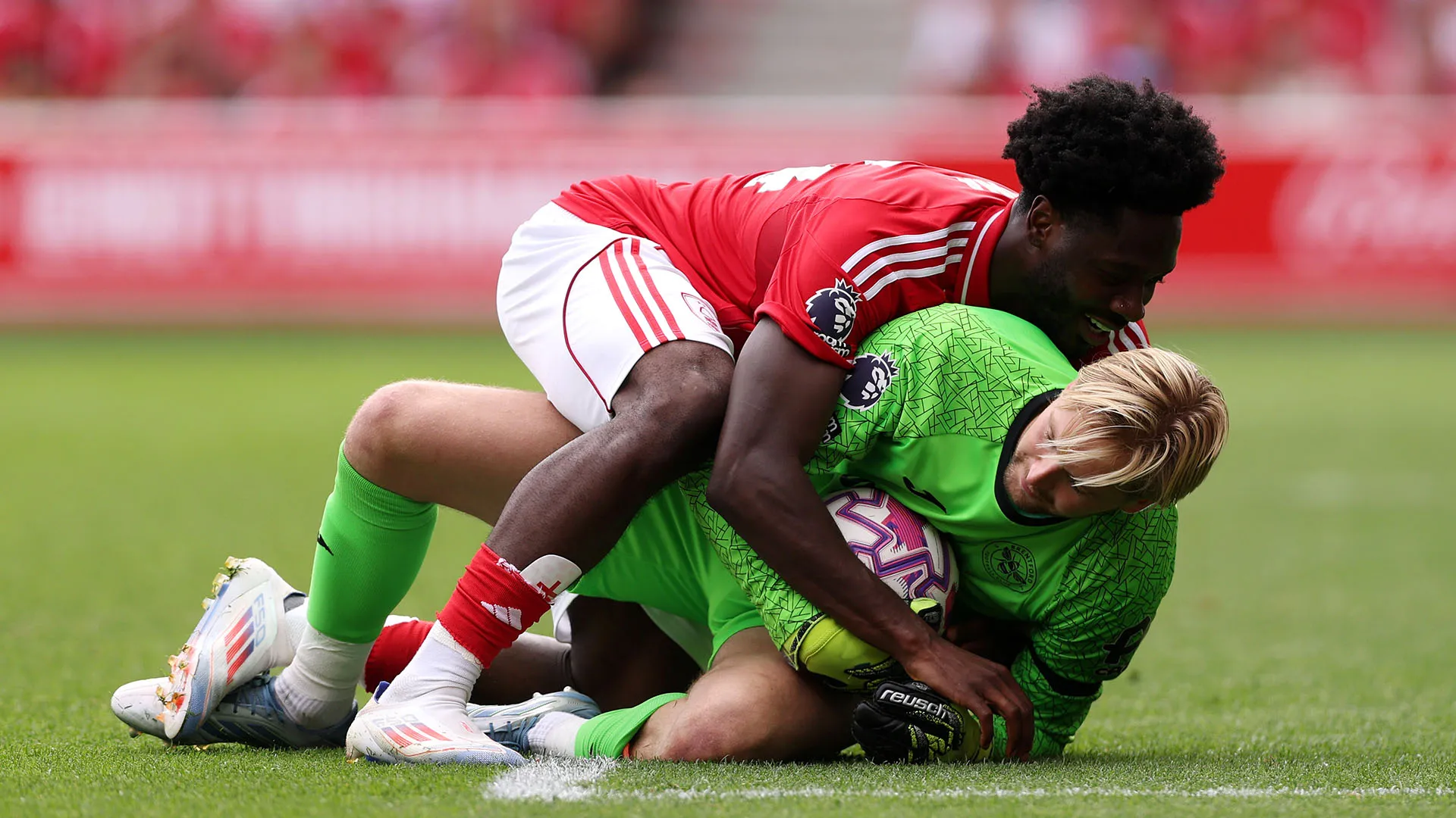 Simpatico siparietto durante la sfida tra Nottingham Forest e Brentford
