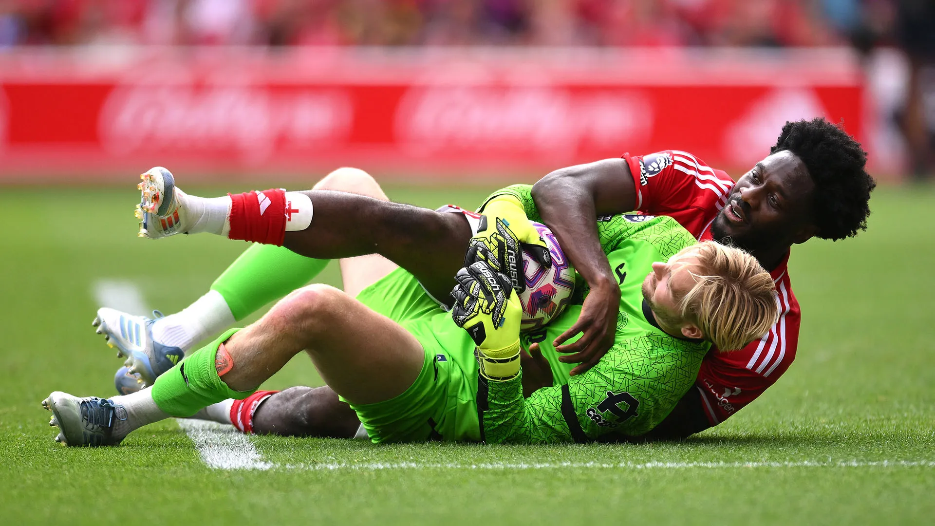 Ola Aina non è riuscito a fermarsi ed è caduto addosso al portiere

