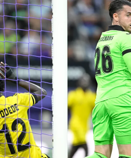 Sbatte la testa contro il palo, grande paura per il campione: le foto