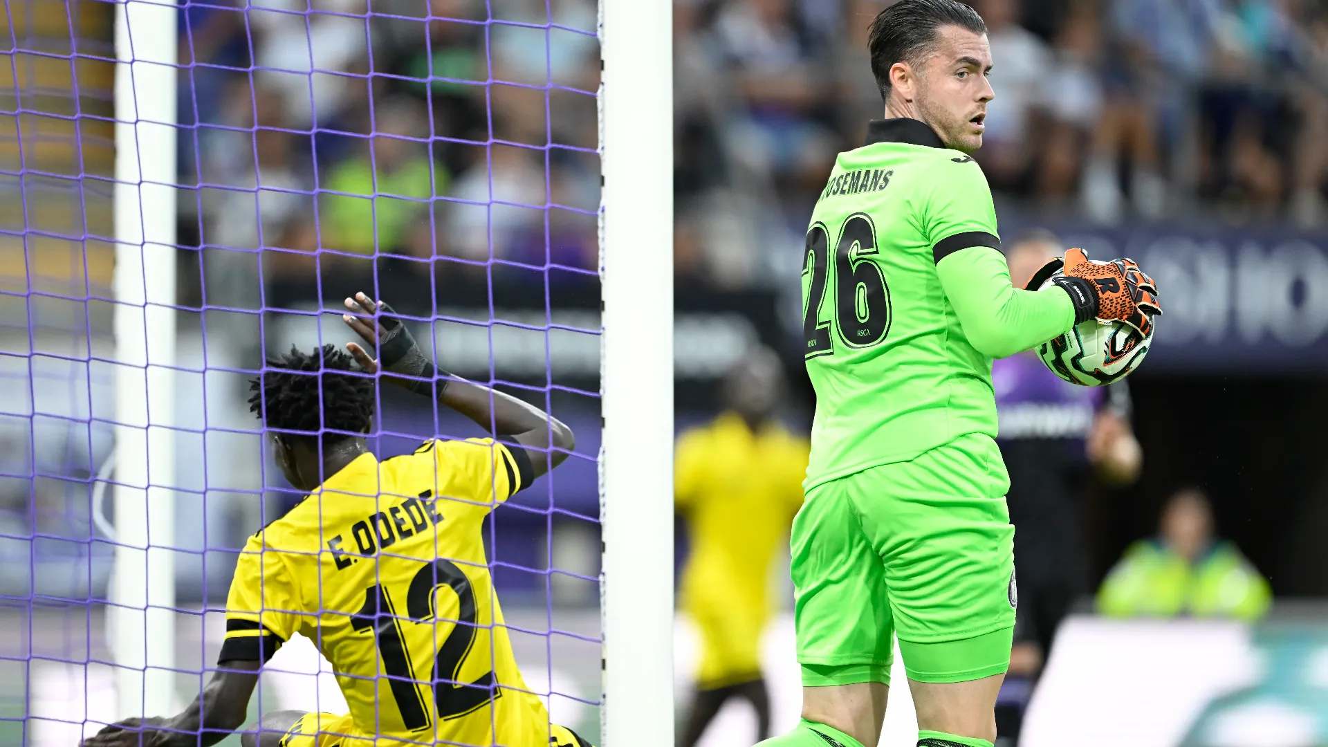 Sbatte la testa contro il palo, grande paura per il campione: le foto