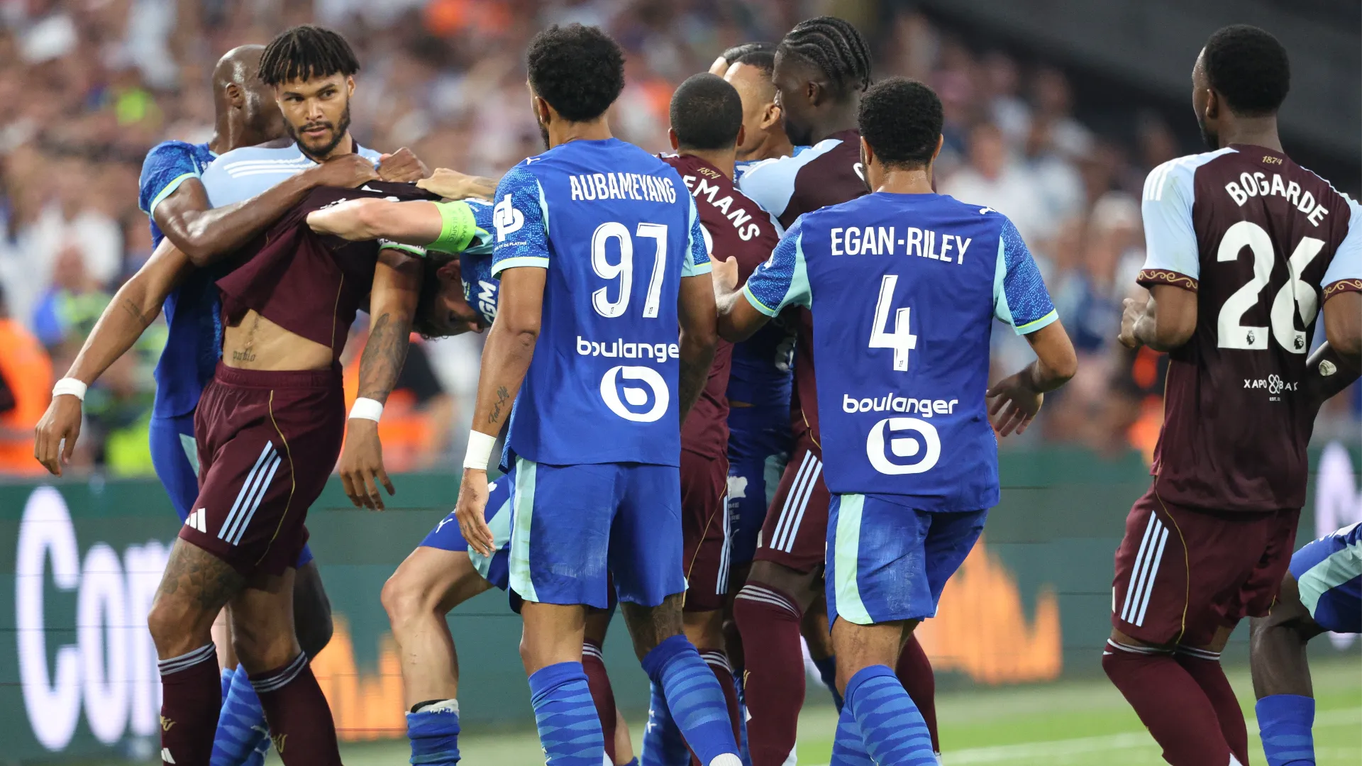 Aubameyang e altri giocatori hanno tentato di ristabilire la pace