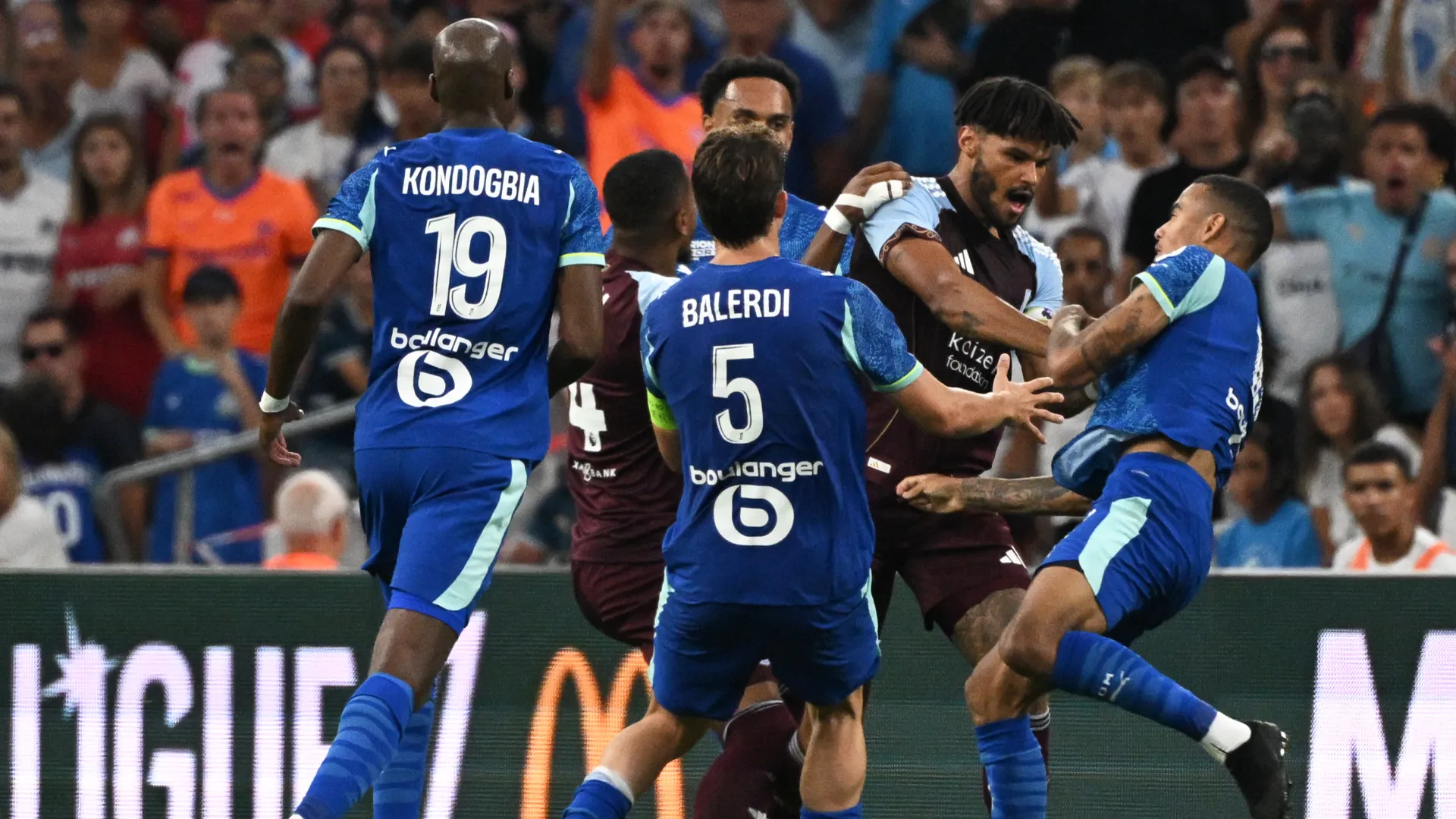 Greenwood se l'è vista brutta contro l'enorme difensore dell'Aston Villa