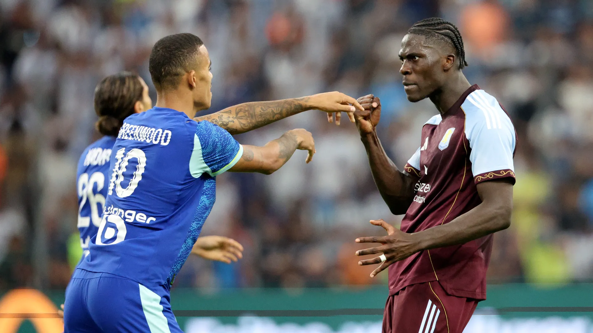 Caos totale durante la partita tra Olympique Marsiglia e Aston Villa
