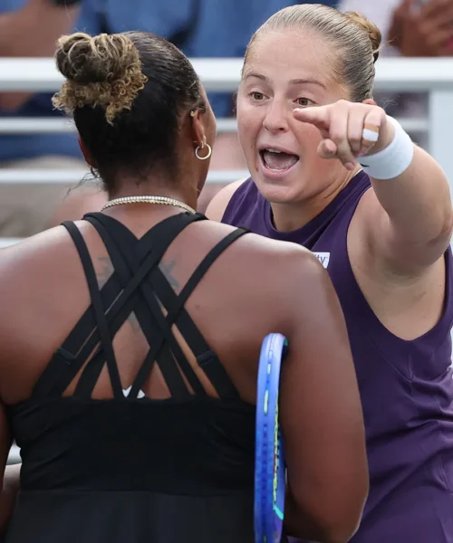 Furiosa lite in campo tra le tenniste dopo la partita: le foto