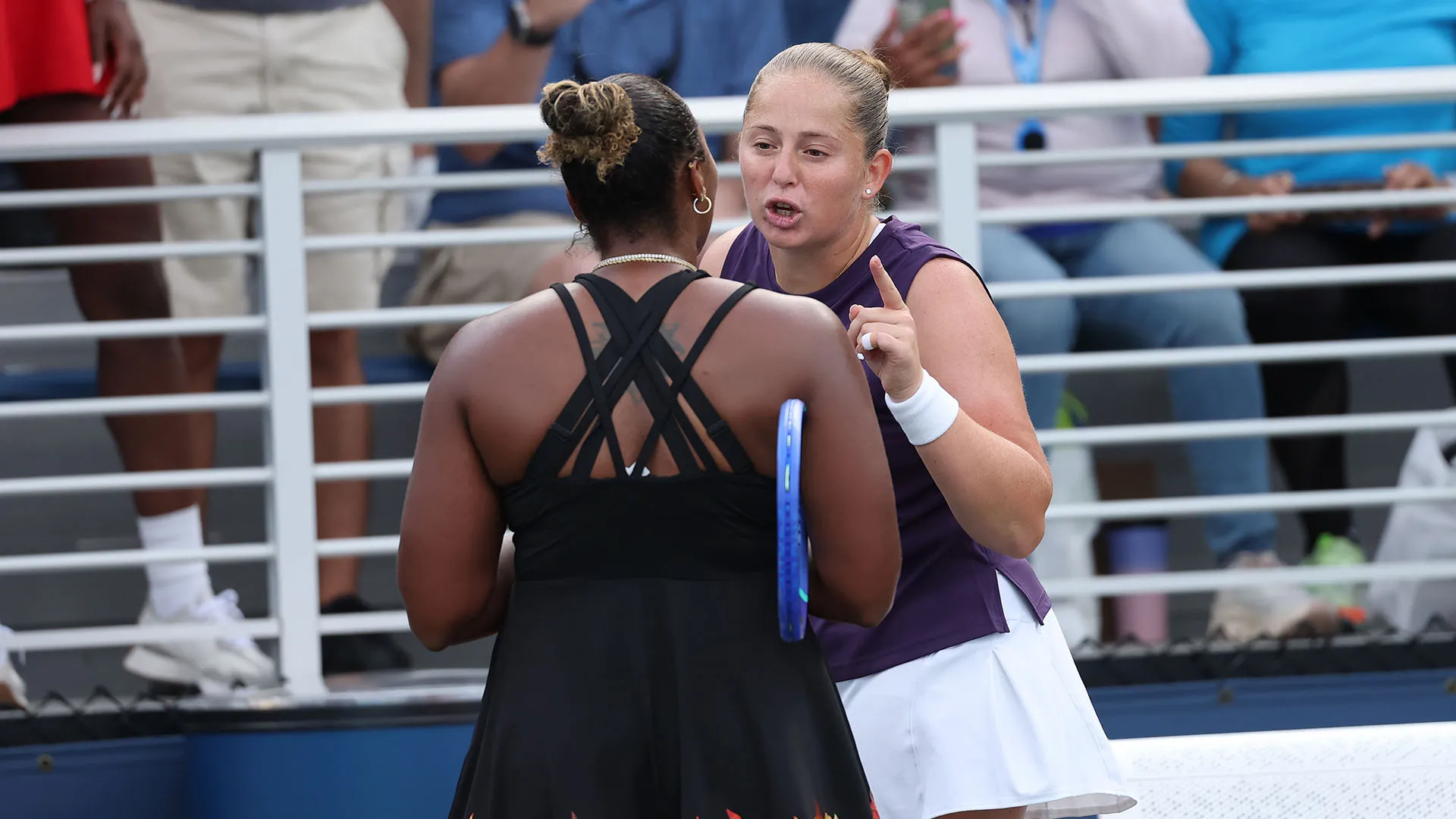In quel momento è successo di tutto: la tennista lettone ha detto qualcosa alla statunitense ed è nata un'animata discussione
