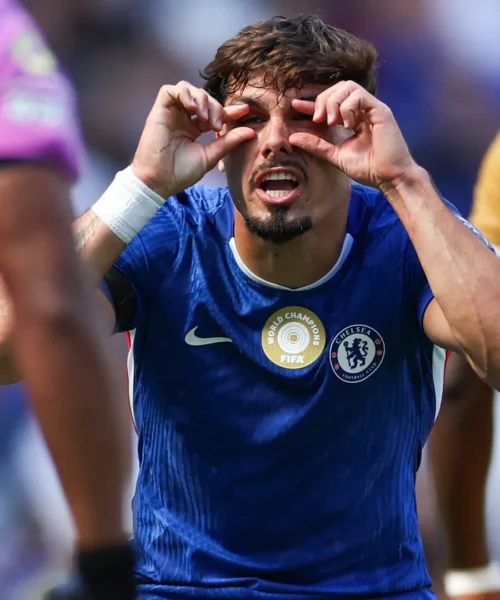 Pedro Neto furioso: le foto dell’assurda scenata contro l’arbitro