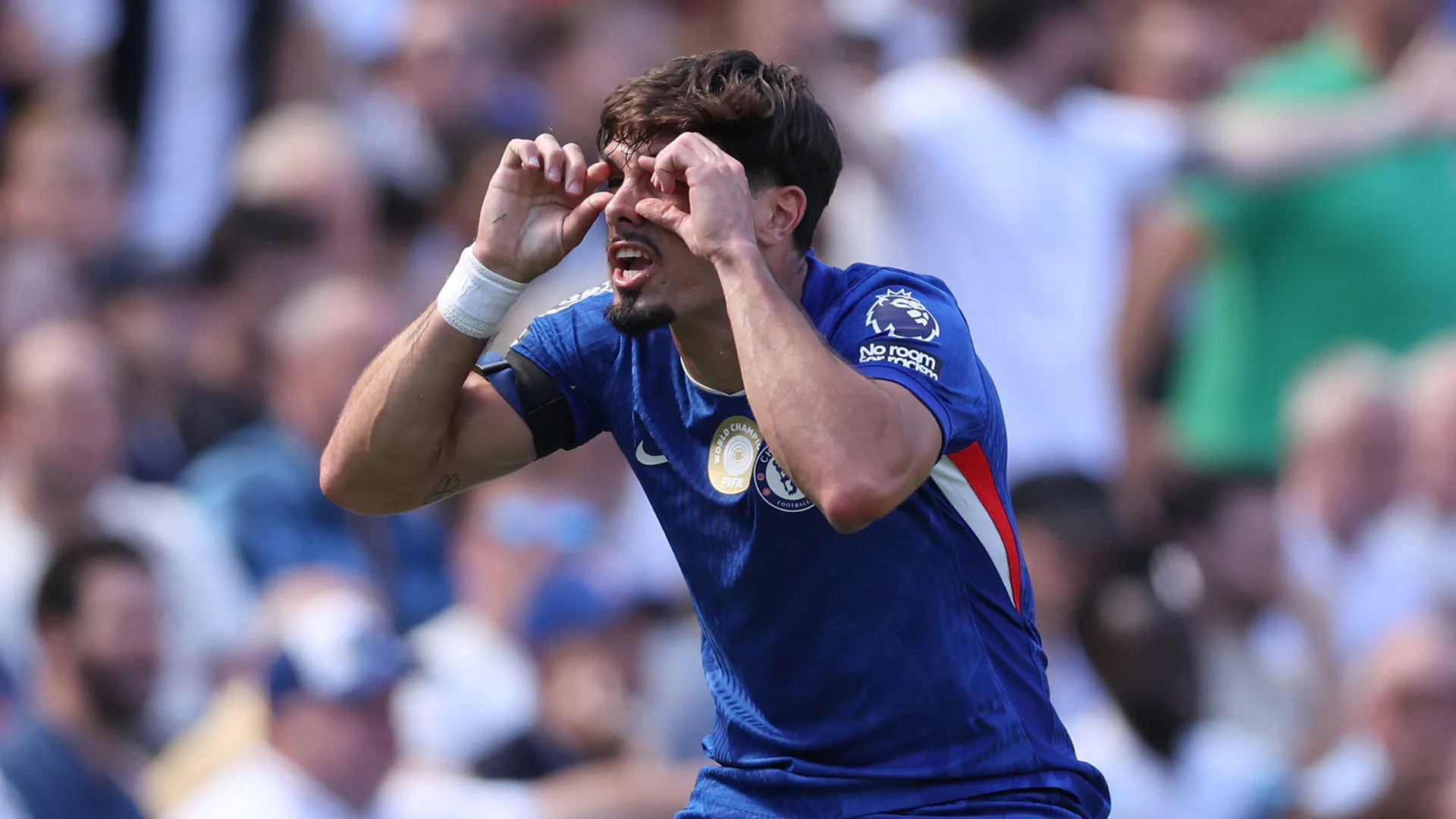 Pedro Neto ha invitato l'arbitro ad aprire gli occhi...