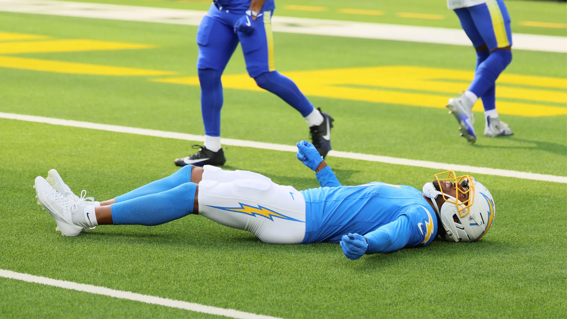Grandissimo spavento per Quentin Johnston durante Los Angeles Rams-Los Angeles Chargers
