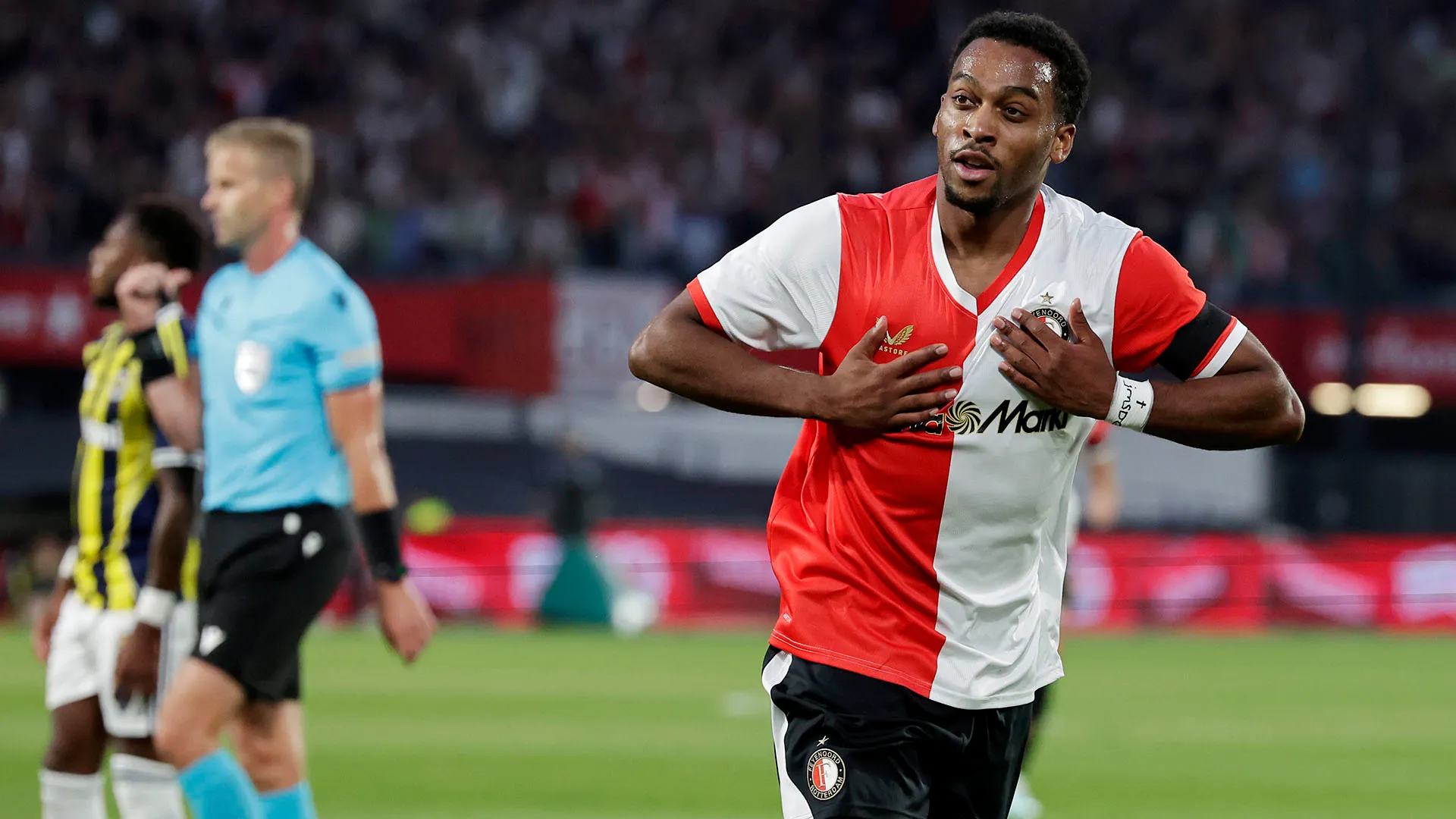 Dopo un ottimo dribbling, il campione ha calciato trovando la deviazione del difensore avversario