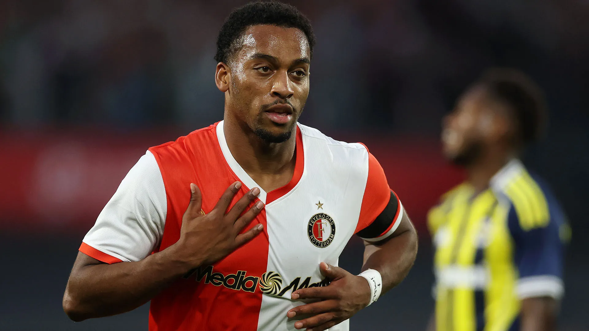 Simpatico siparietto durante la sfida di Champions League contro il Fenerbahce