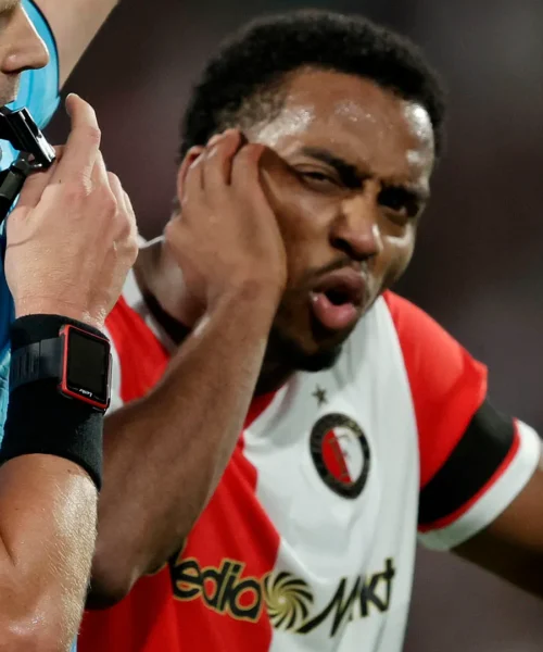 Quinten Timber, che spavento! ‘Colpa’ dell’arbitro, le foto