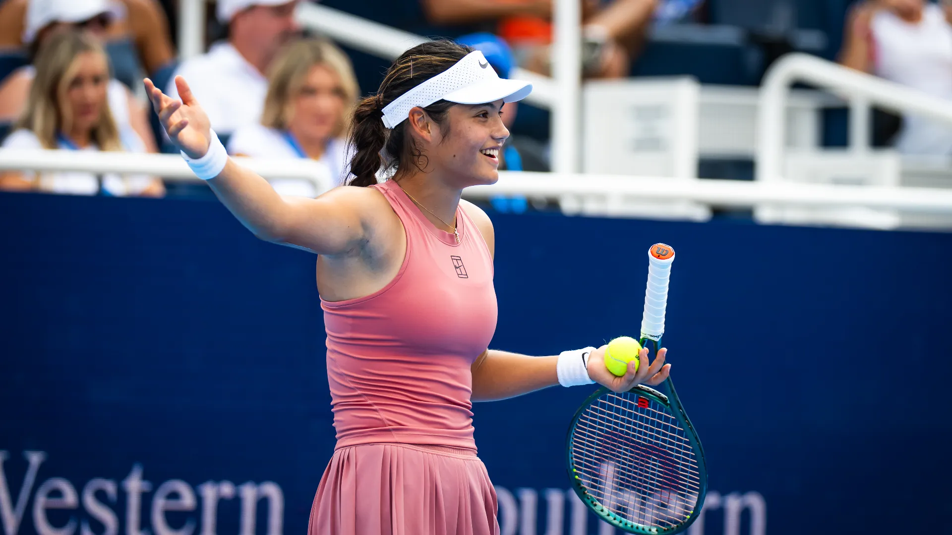 Emma Raducanu litiga con l'arbitro durante la partita contro Aryna Sabalenka