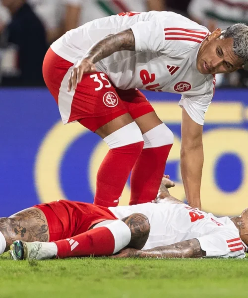 Resta immobile a terra: grande paura per il giocatore. Foto