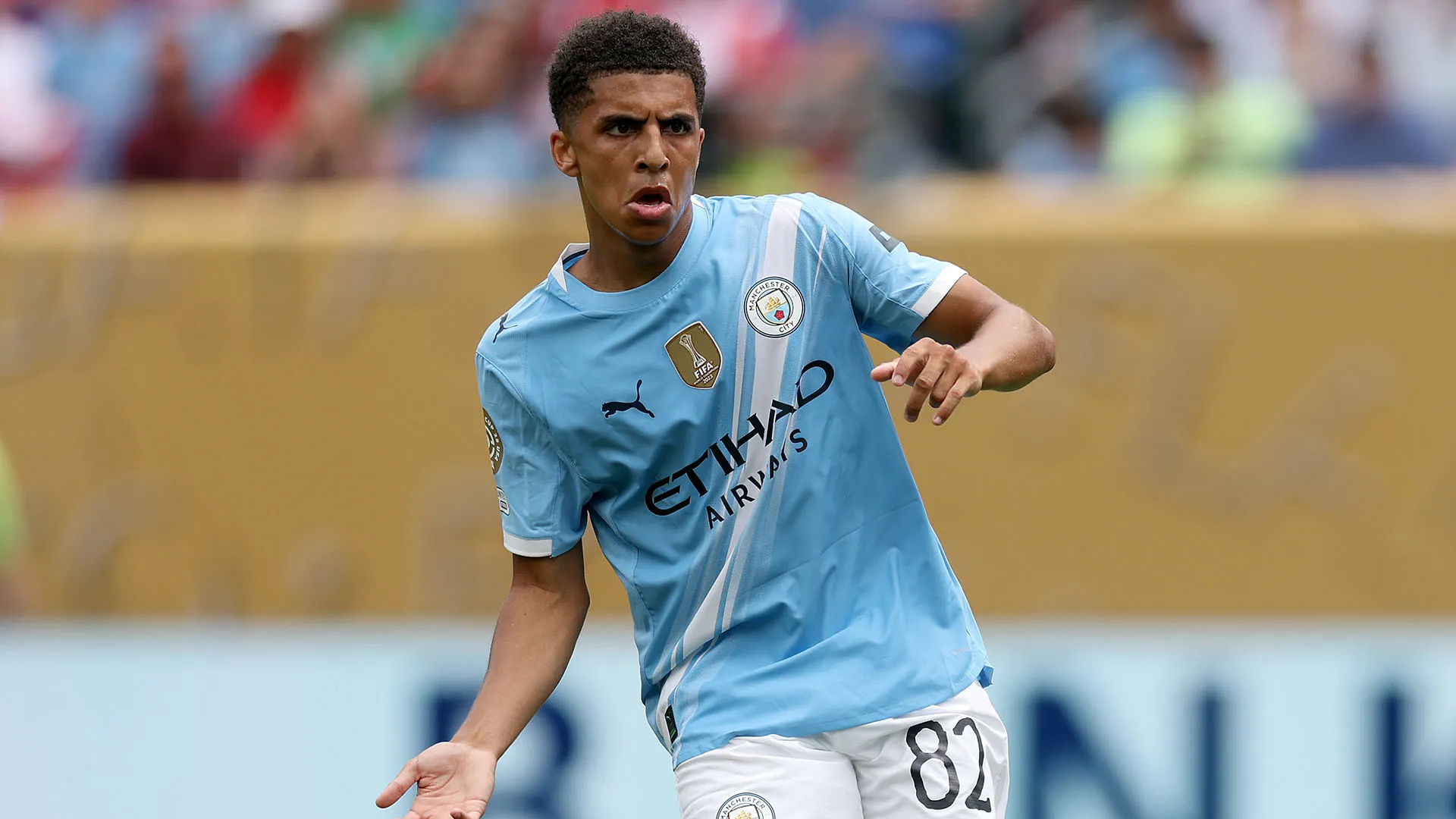 In una recente intervista, Lewis aveva dichiarato la sua volontà di restare a Manchester