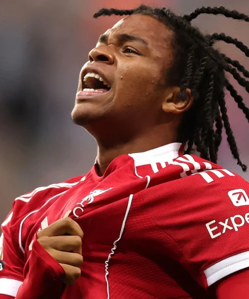 Gol decisivo all’esordio dopo 4 minuti: il 16enne prodigio fa impazzire Liverpool. Foto