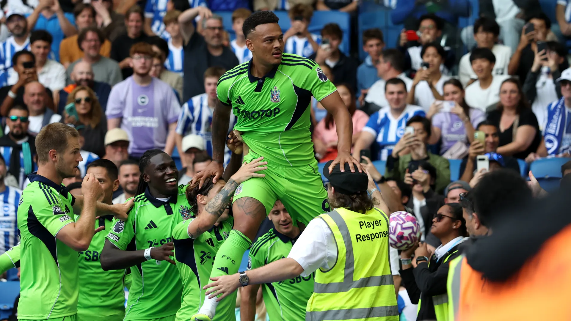 Tantissimi tifosi del Brighton l'hanno insultato, poi Muniz si è accorto dello sbaglio
