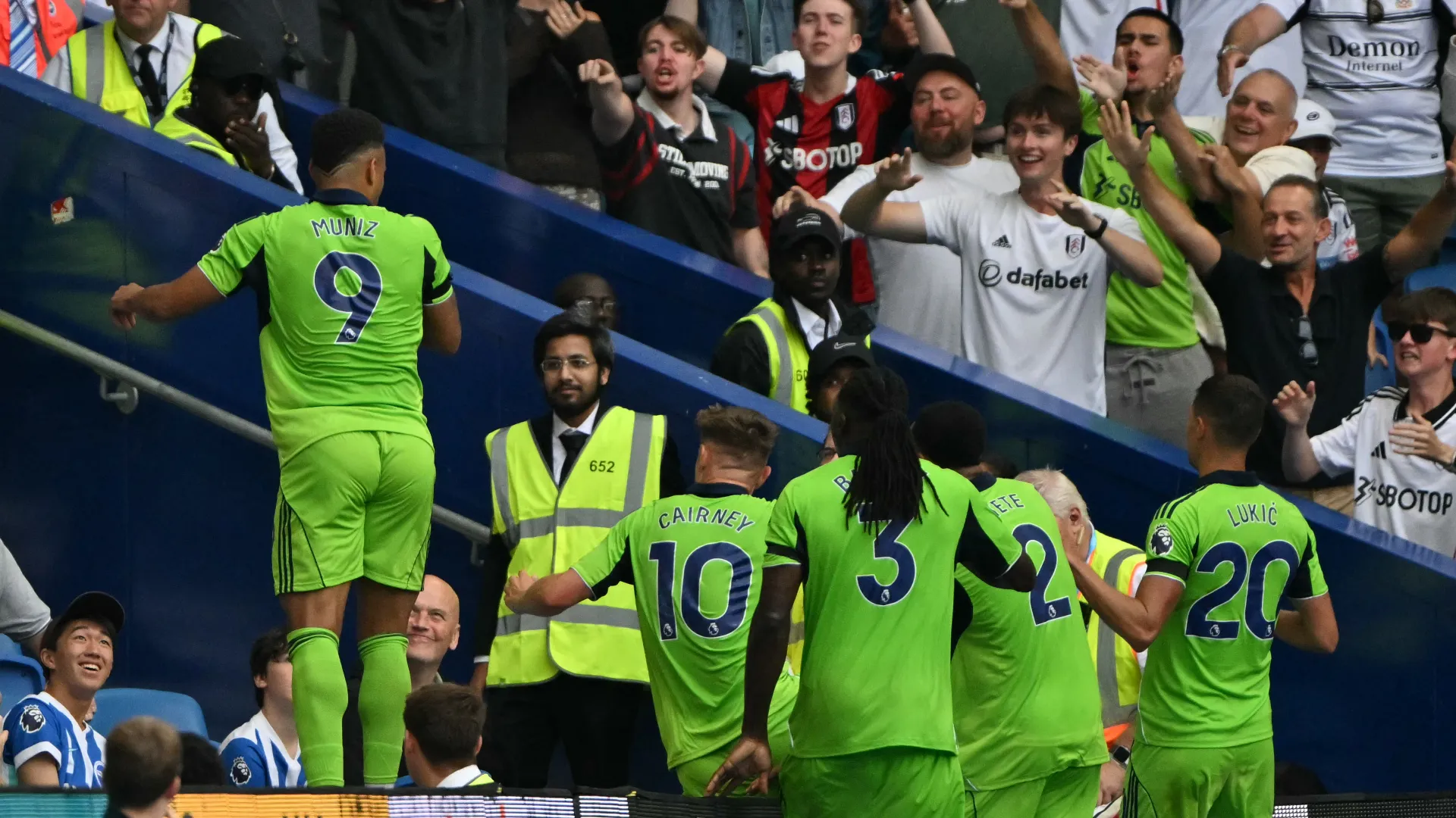 Dopo aver segnato, Rodrigo Muniz si è tuffato tra i tifosi...del Brighton!
