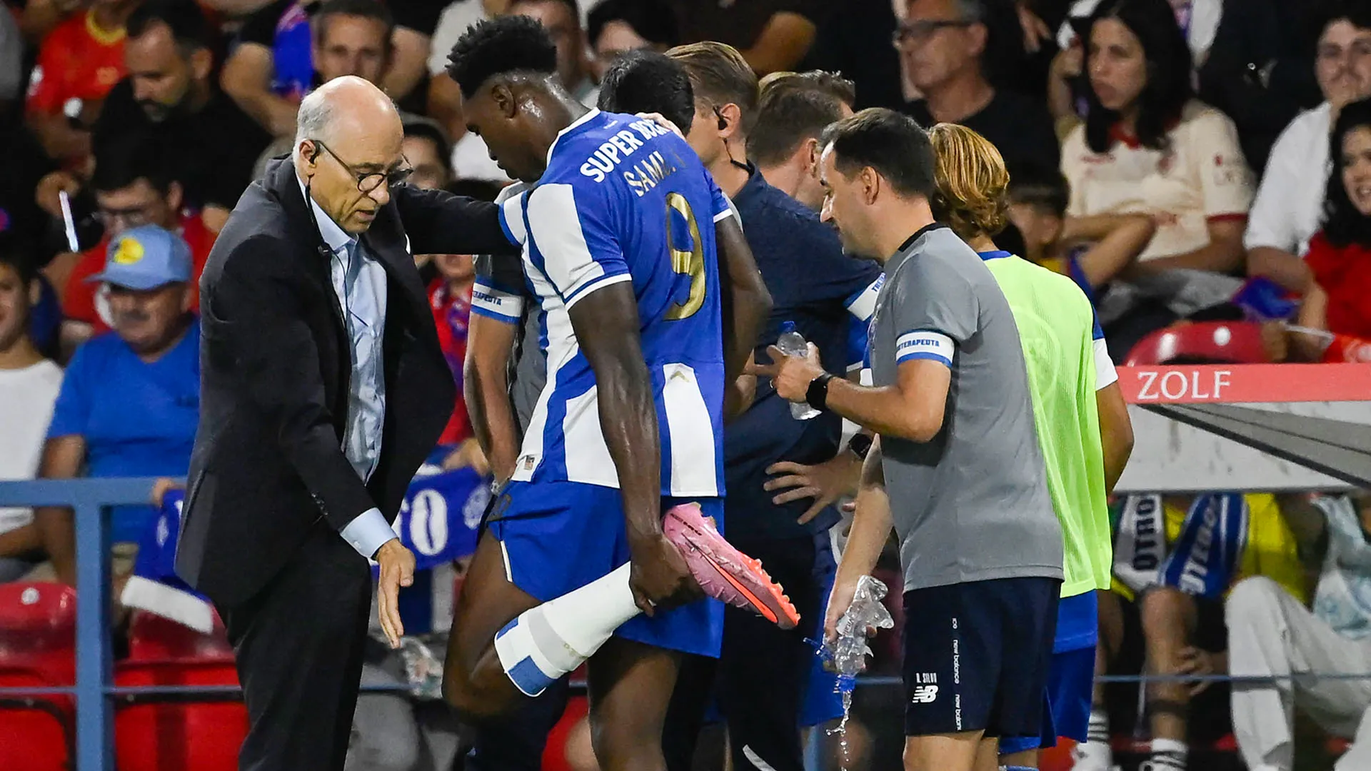 Il calciatore era molto dolorante e zoppicava