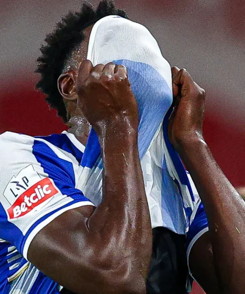 Il campione è devastato e lascia il campo in lacrime. Le foto