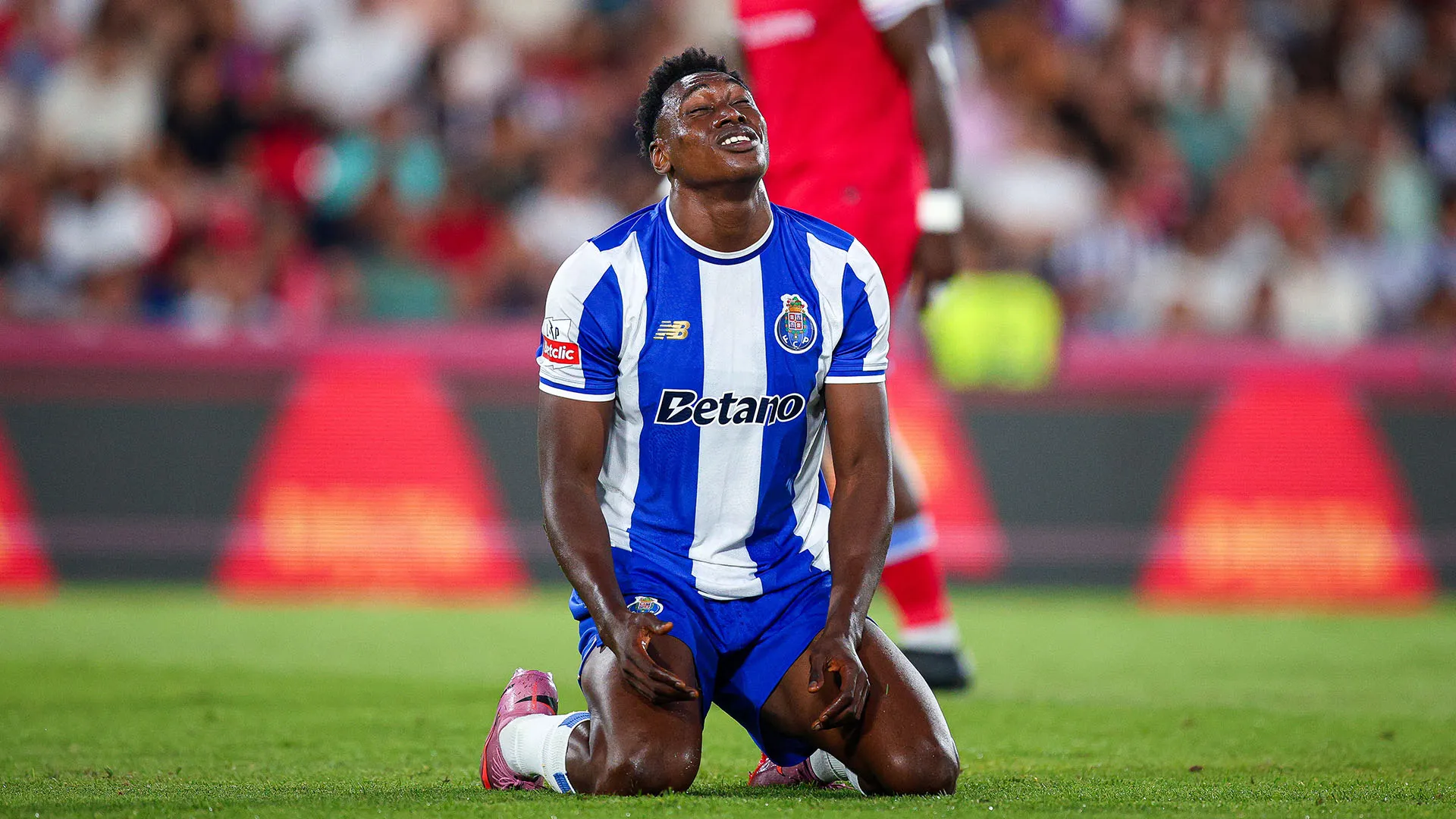 Il centravanti ha avvertito un fortissimo dolore e ha chiesto aiuto