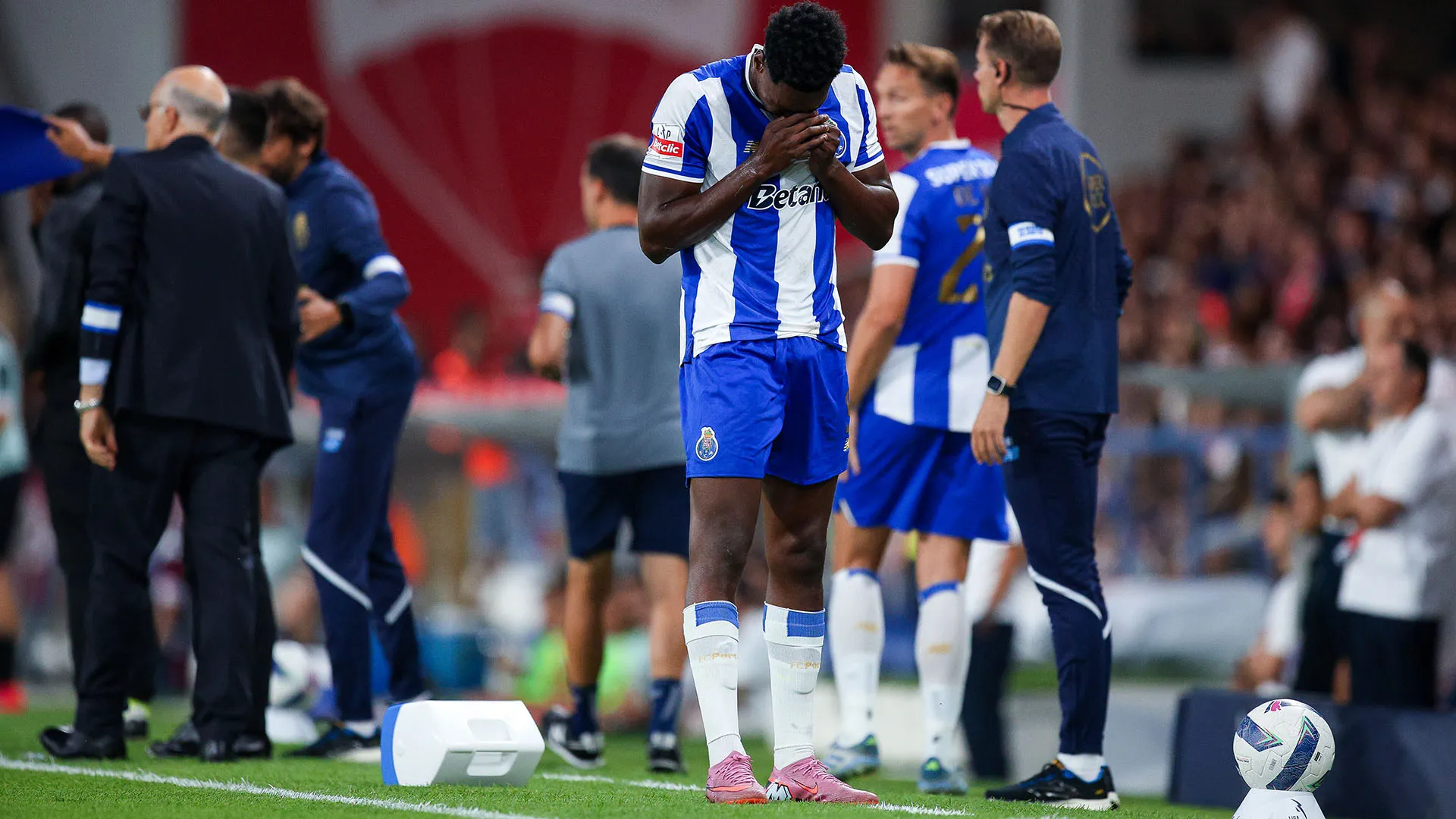 Si è coperto il viso per nascondere le lacrime di dolore