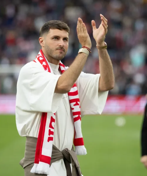 Tifosi in delirio, Santiago Gimenez torna al Feyenoord: le immagini