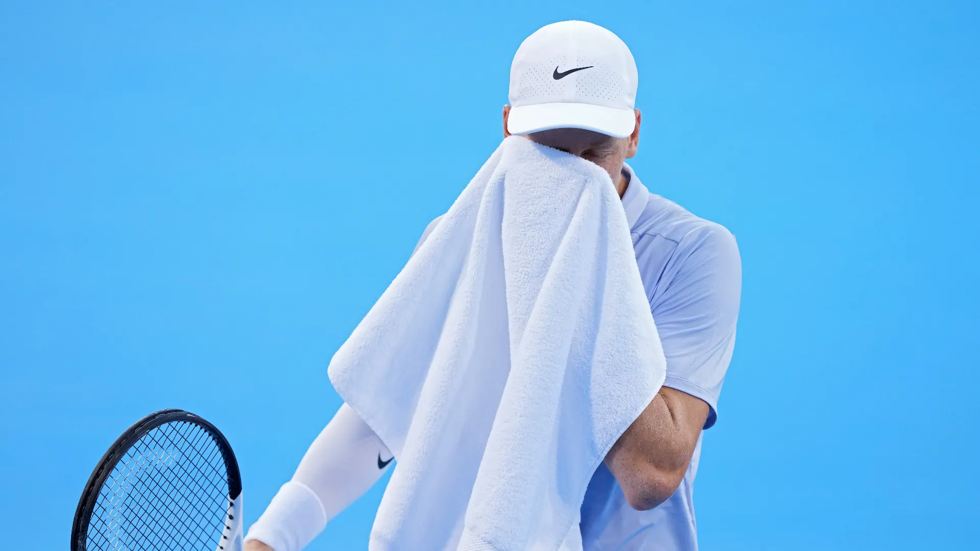 Sinner ha commesso qualche errore di troppo durante la partita, ma si è alla fine imposto al tie-break