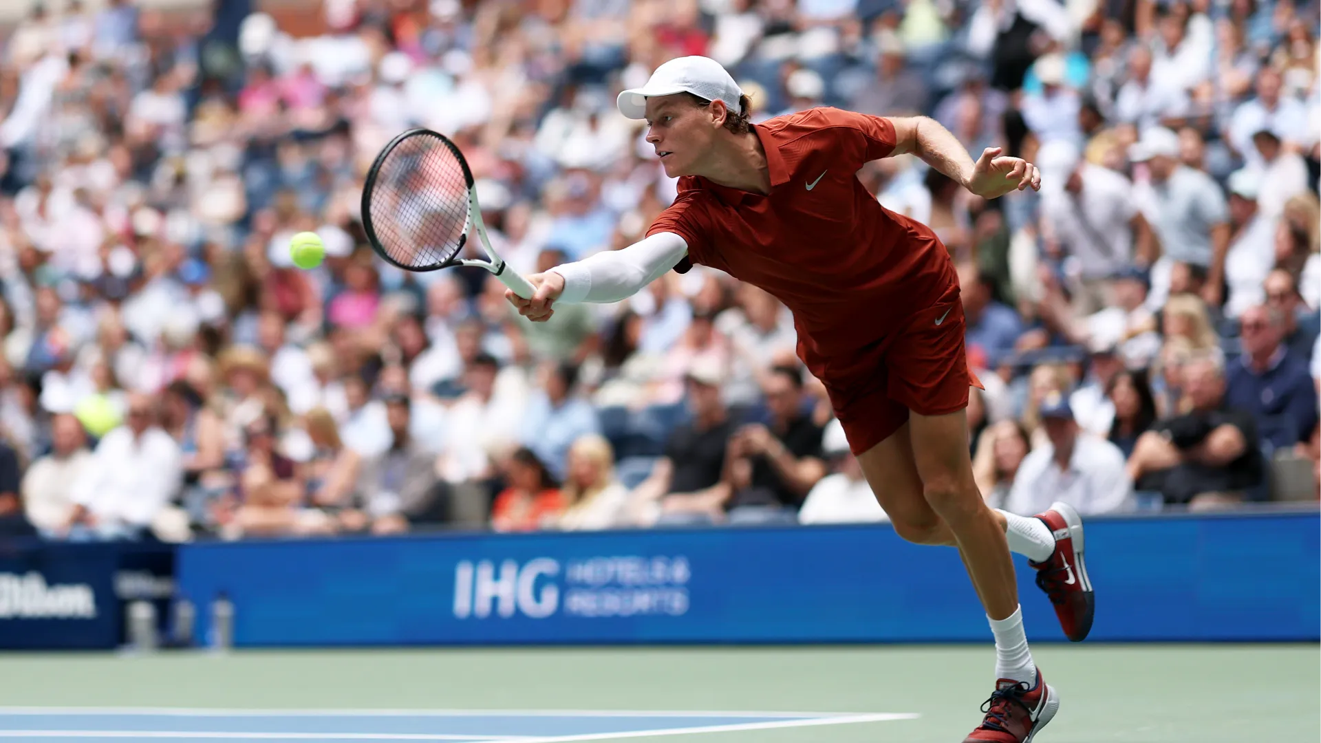 "Hai visto che a un certo punto Jannik ha cambiato le scarpe?", ha chiesto all'altro ex tennista Bertolucci