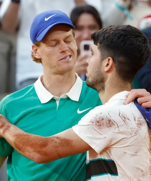 Jannik Sinner: battuta di Carlos Alcaraz con l’Azzurro