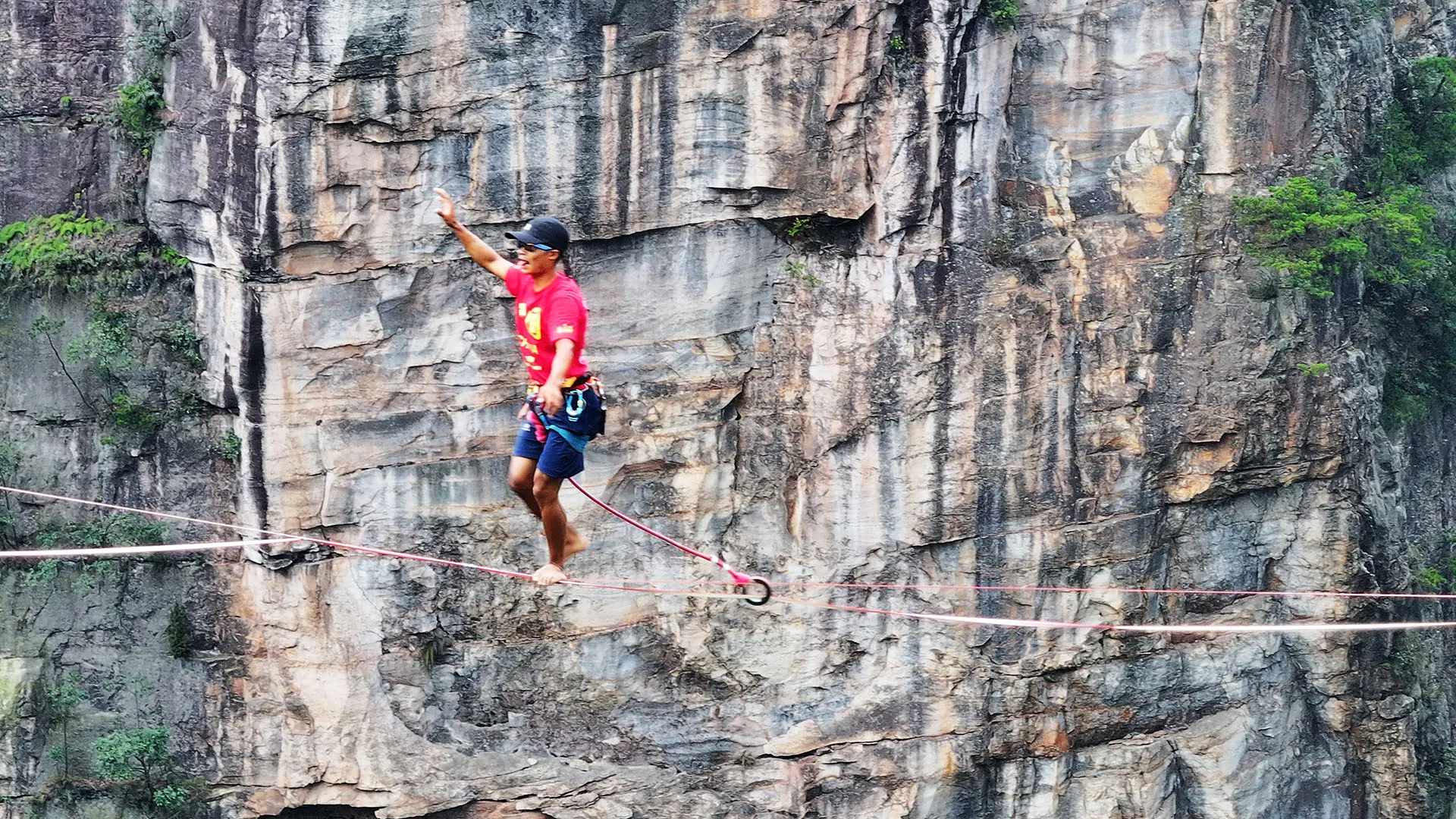 Il percorso, situato tra le vette di Zhangjiajie, è tra i più impegnativi e complessi al mondo