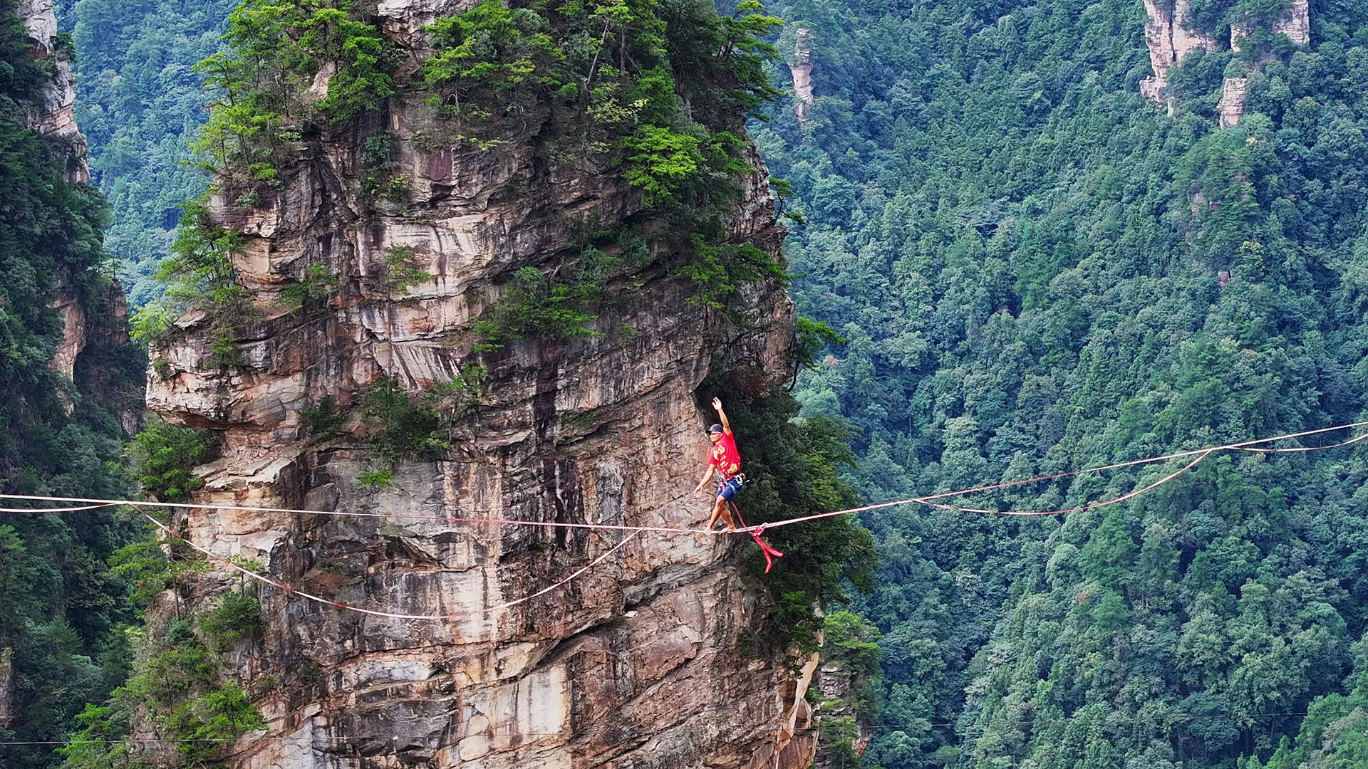 Si tratta di 20 atleti d'élite di slackline, arrivati da 10 nazioni diverse