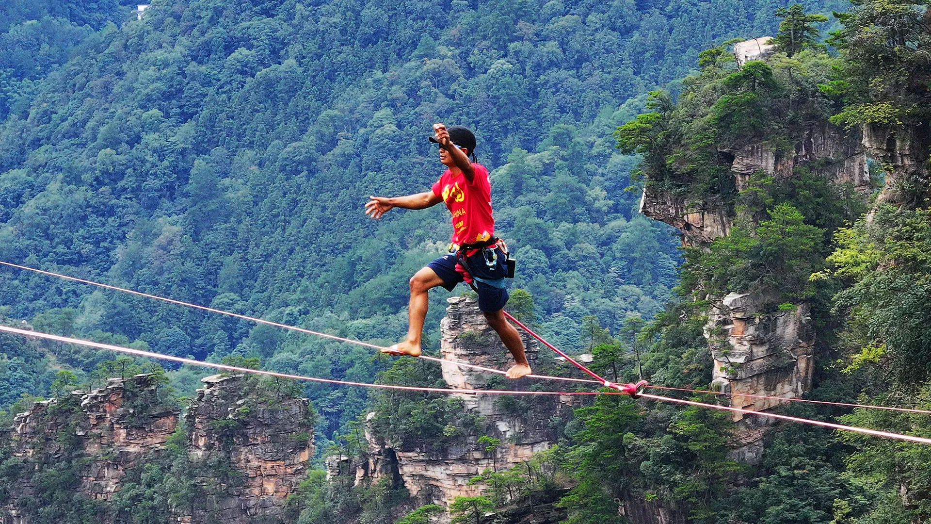 Lo slackline consiste nel camminare, correre o stare in equilibrio su una corda piatta sospesa in aria, anche a centinaia o migliaia di metri d'altezza