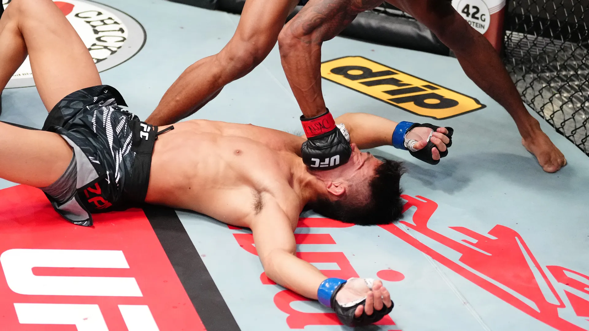 "Un tentato omicidio", "Dovrebbe essere sospeso", "Questo dovrebbe essere illegale", "I pugni seguiti alla powerbomb sono da squalifica", "L'arbitro dormiva?", sono alcuni dei commenti sui social