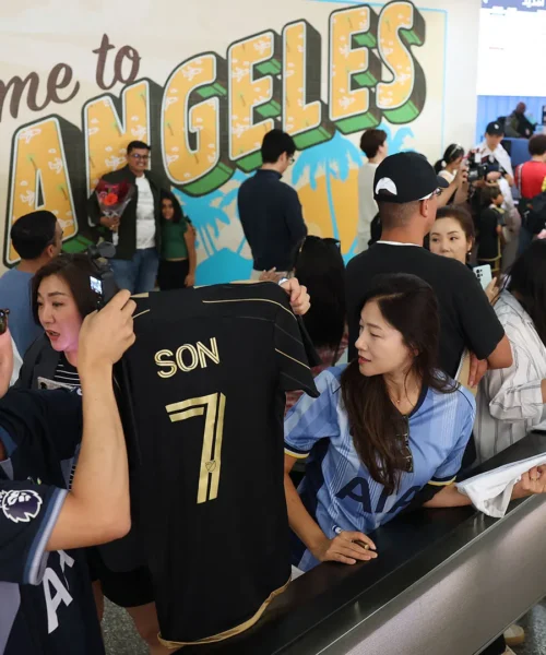 Heung-min Son sbarca a Los Angeles: tifosi in delirio. Le foto