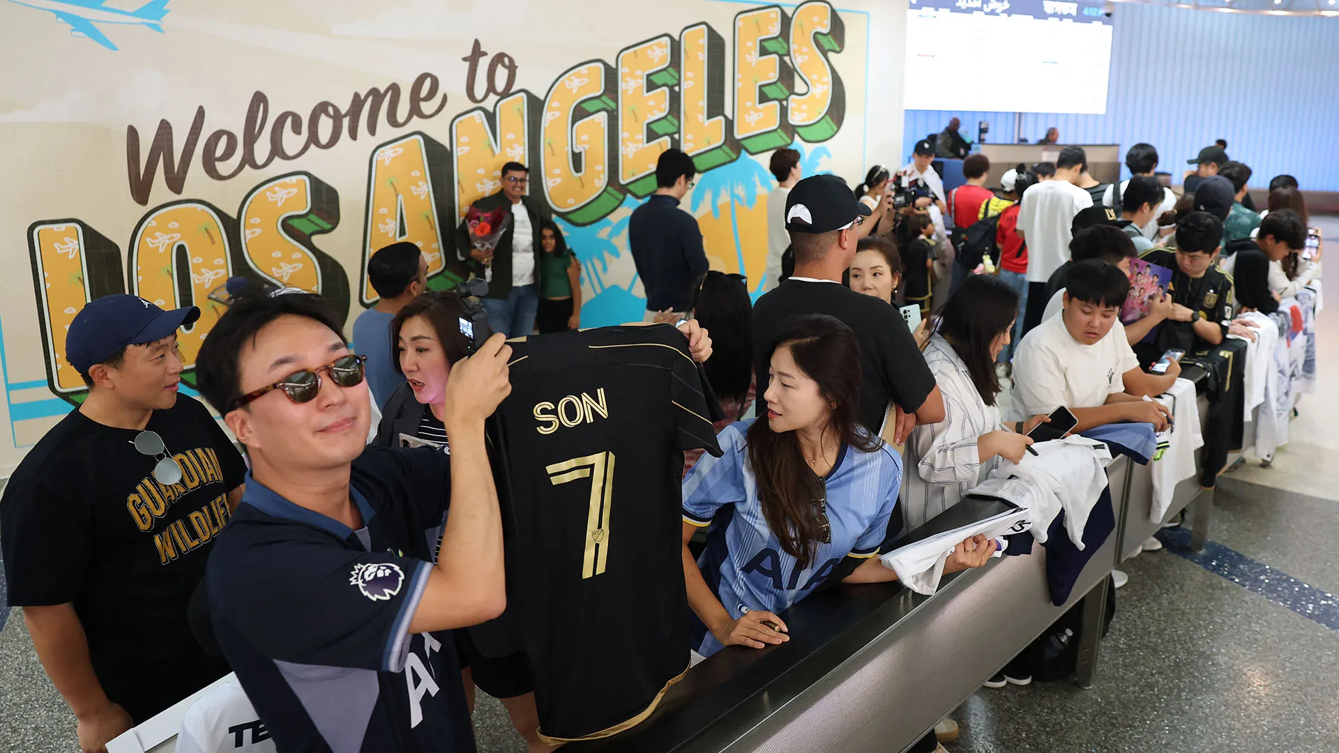 Una coda lunghissima di tifosi che si sono recati all'aeroporto per un autografo