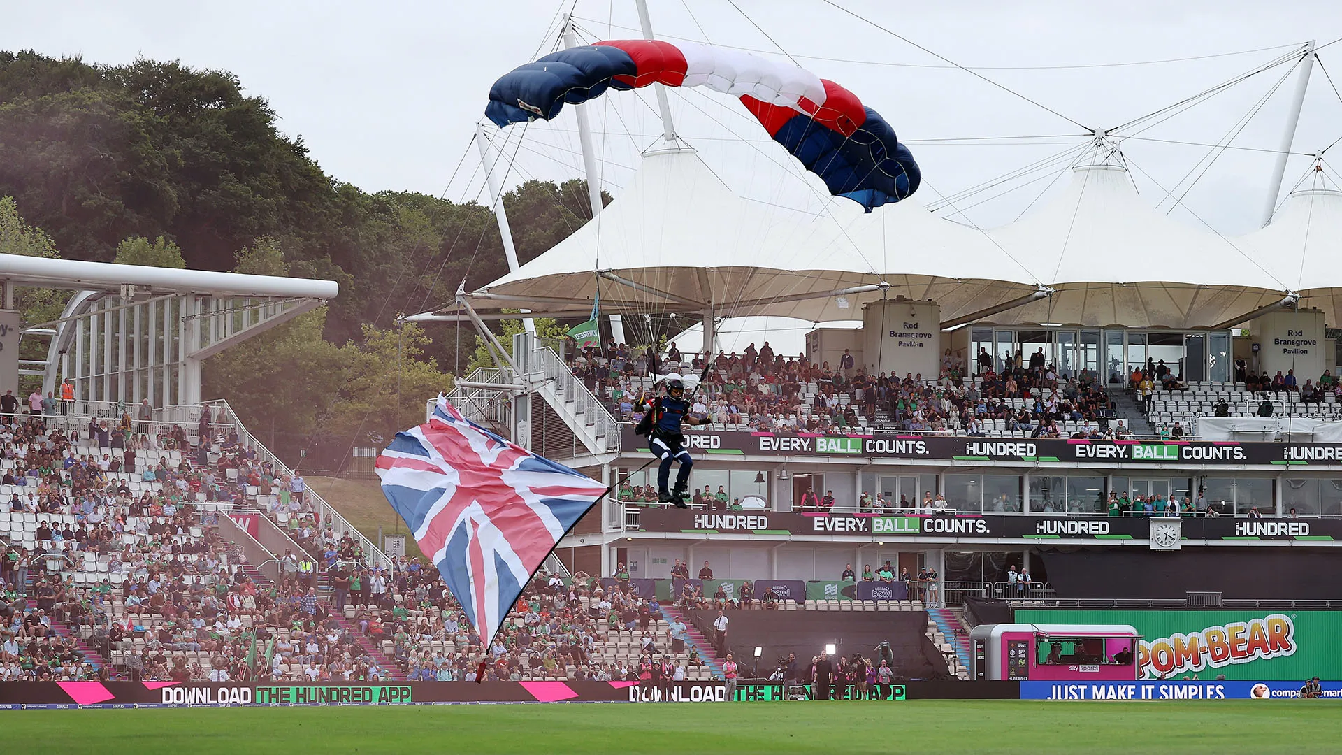 Tifosi in estasi per l'arrivo delle truppe del Royal Navy Parachute Display Team

