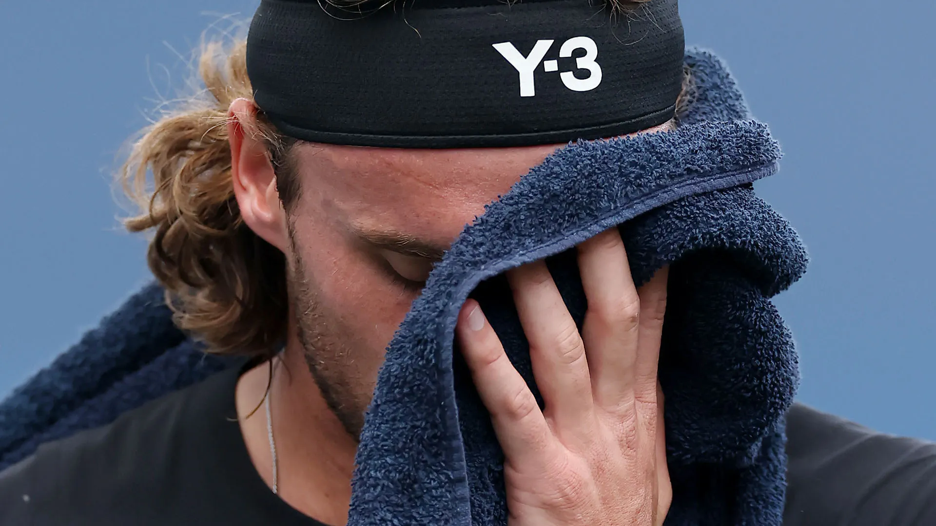 Stefanos Tsitsipas furente dopo la sconfitta con Daniel Altmaier
