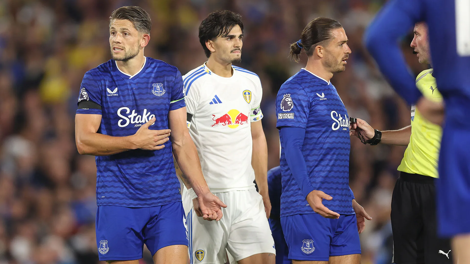 Il difensore ha provato a spiegare all'arbitro che il braccio era attaccato al corpo ma non c'è stato nulla da fare. Tarkowski si è lamentato dell'arbitro anche dopo la partita
